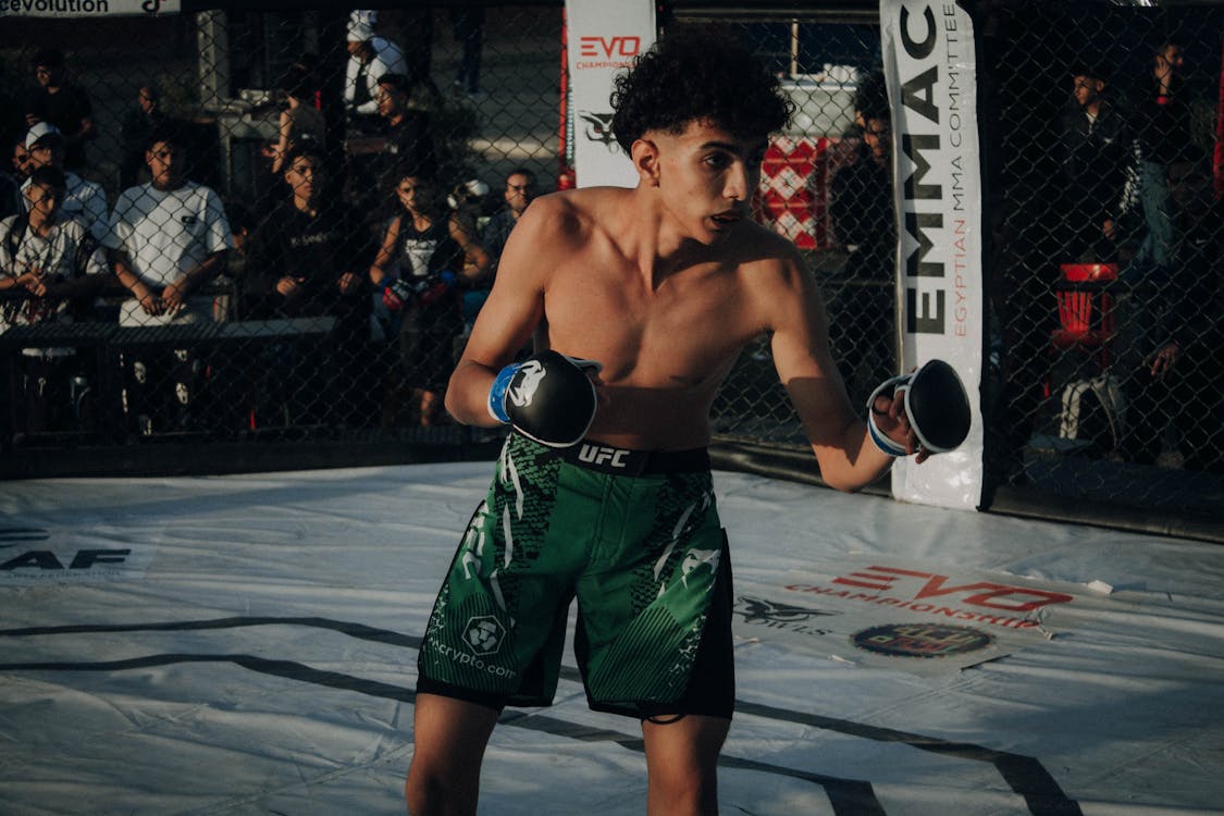 files/free-photo-of-joven-luchador-en-una-jaula-de-mma-durante-un-combate.jpg